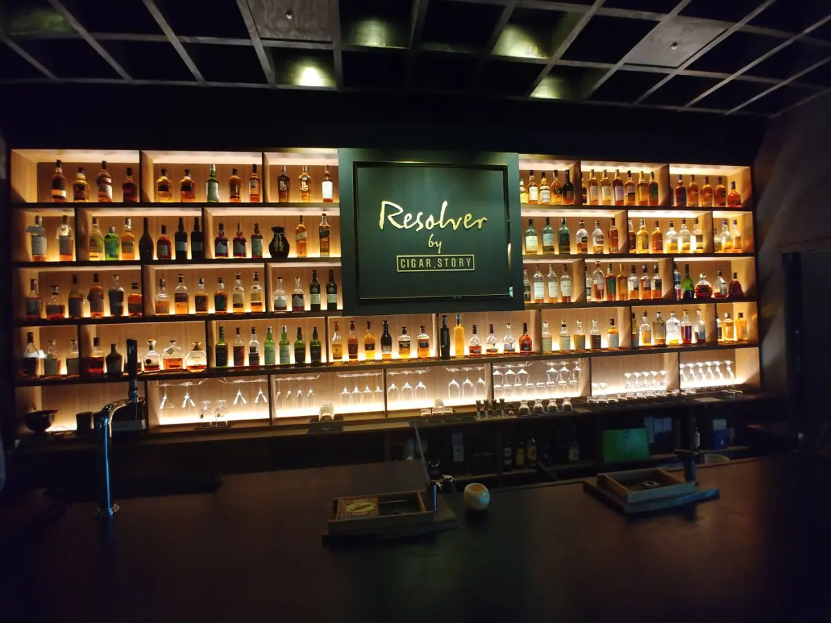 클래식한 무드의 프리미엄 시가 라운지 인테리어